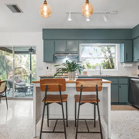 Palma Sola Oasis! Cozy Tropical Home With Putting Green & Spa Minutes From Ami!